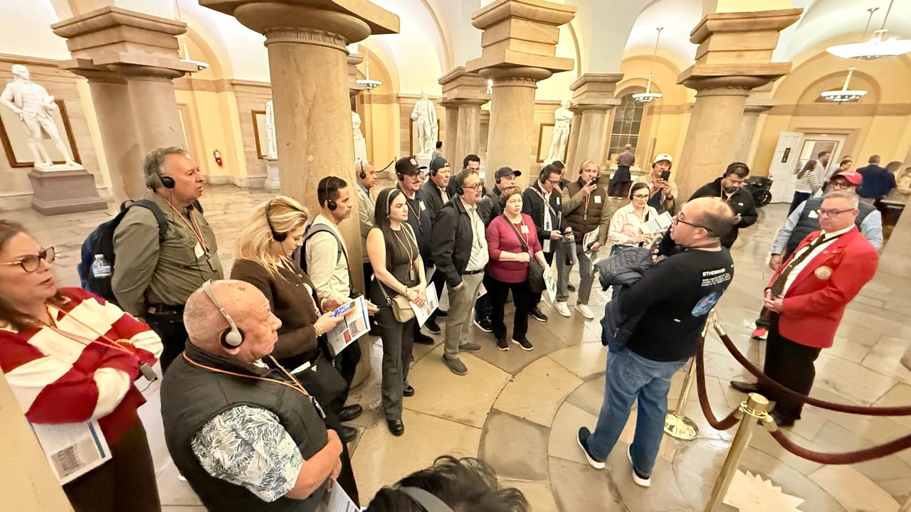 Grupo de viajeros adultos durante una visita guiada en el Capitolio de Estados Unidos