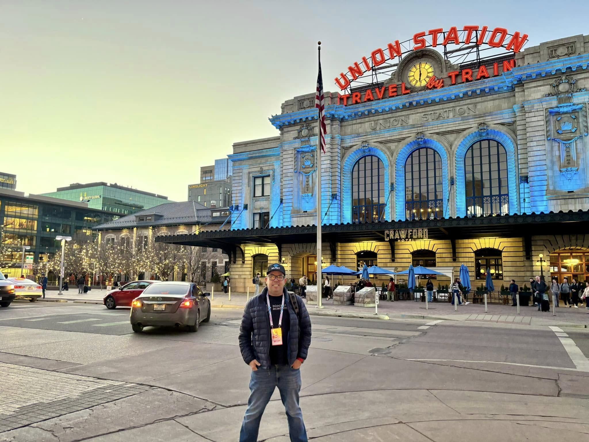 David Padilla frente a Union Station durante un viaje