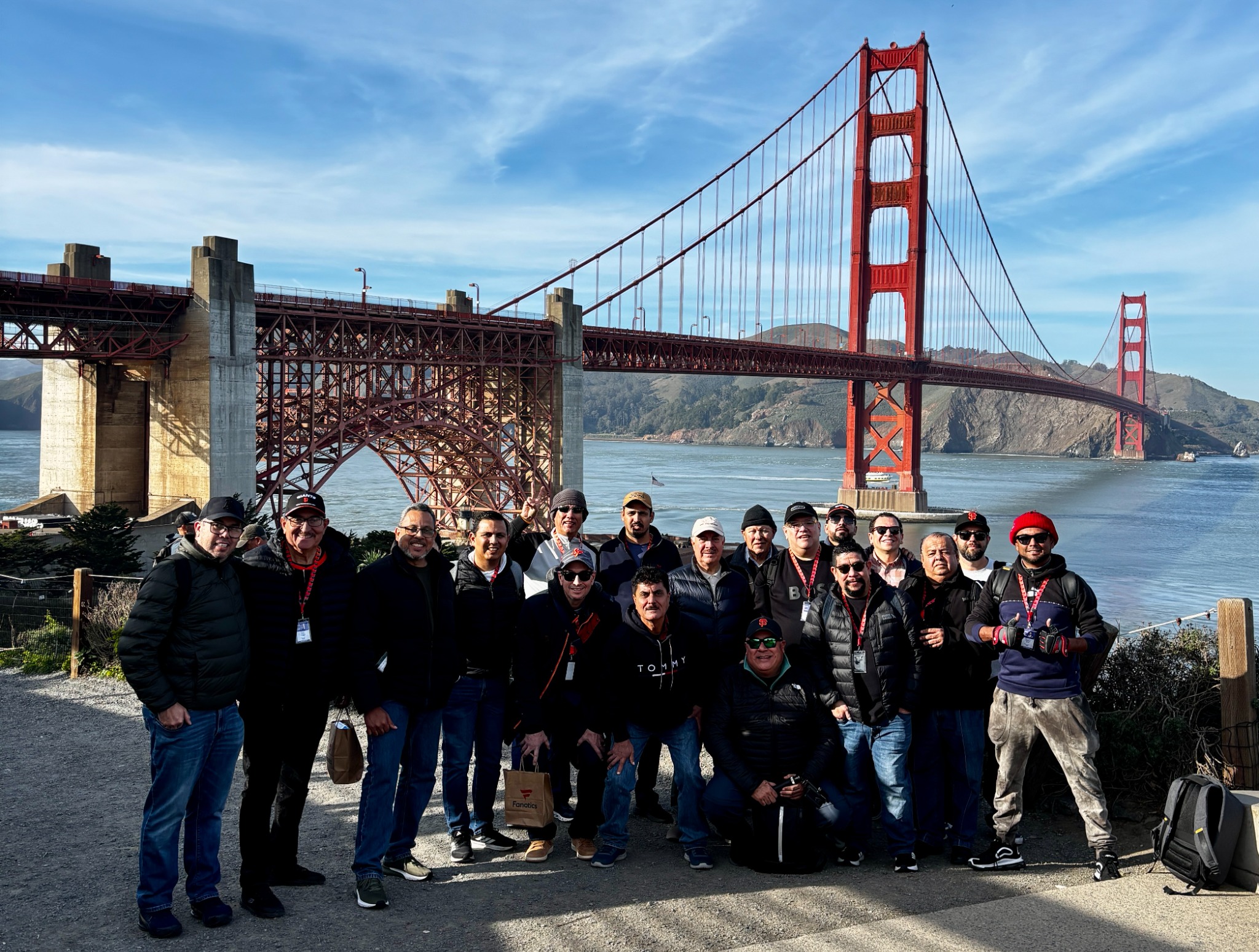 Grupo de viajeros adultos frente al Golden Gate