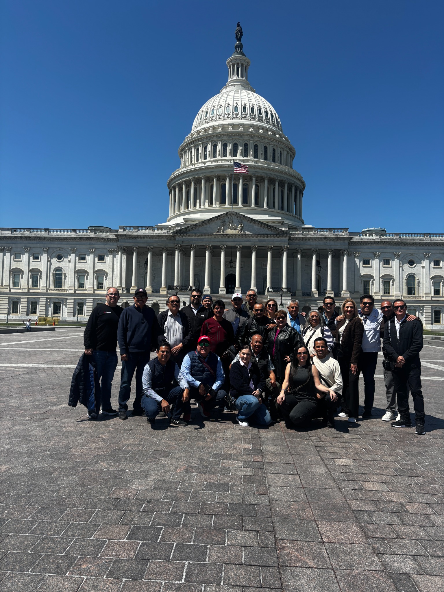 Grupo de viajeros adultos frente al Capitolio de Estados Unidos
