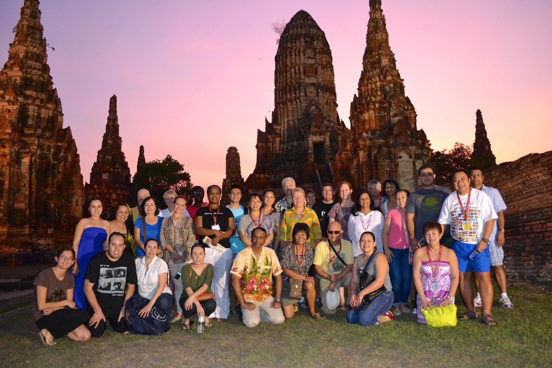 Grupo de viajeros adultos en un destino de Tailandia